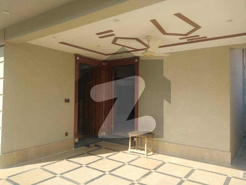 بحریہ ٹاؤن فیز 8 بحریہ ٹاؤن راولپنڈی,راولپنڈی میں 5 کمروں کا 10 مرلہ مکان 3.93 کروڑ میں برائے فروخت۔
