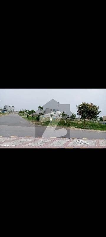ONE KANAL IDEAL LOCATION NEAR TO MAIN ROAD PLOT FOR SALE IN LOCATED DHA PHASE 8 BLOCK V