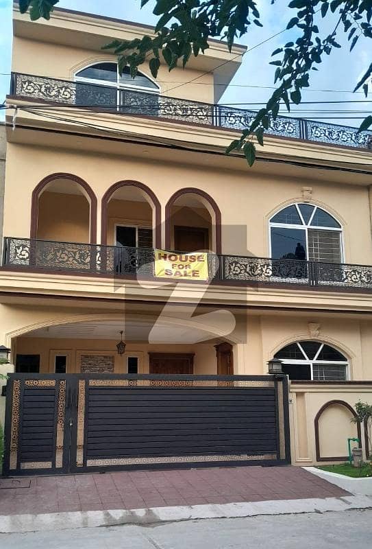 سوان گارڈن ۔ بلاک ایچ سوان گارڈن,اسلام آباد میں 5 کمروں کا 8 مرلہ مکان 3.2 کروڑ میں برائے فروخت۔