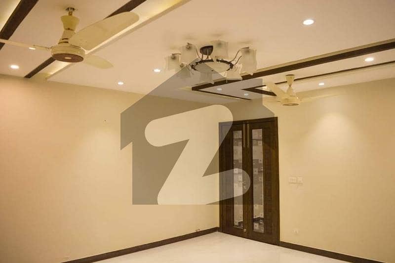 ڈی ایچ اے فیز 8 ڈیفنس (ڈی ایچ اے),لاہور میں 4 کمروں کا 10 مرلہ مکان 3.9 کروڑ میں برائے فروخت۔