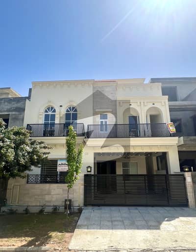 گلبرگ ریزیڈنشیا گلبرگ,اسلام آباد میں 5 کمروں کا 7 مرلہ مکان 4.05 کروڑ میں برائے فروخت۔