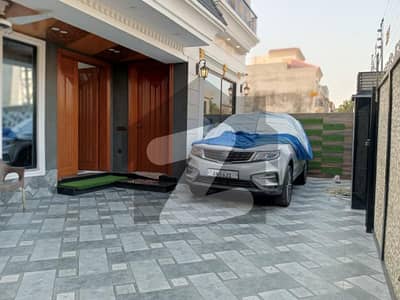 10 Marla Stylish House For Rent In Bahria Town Lahore