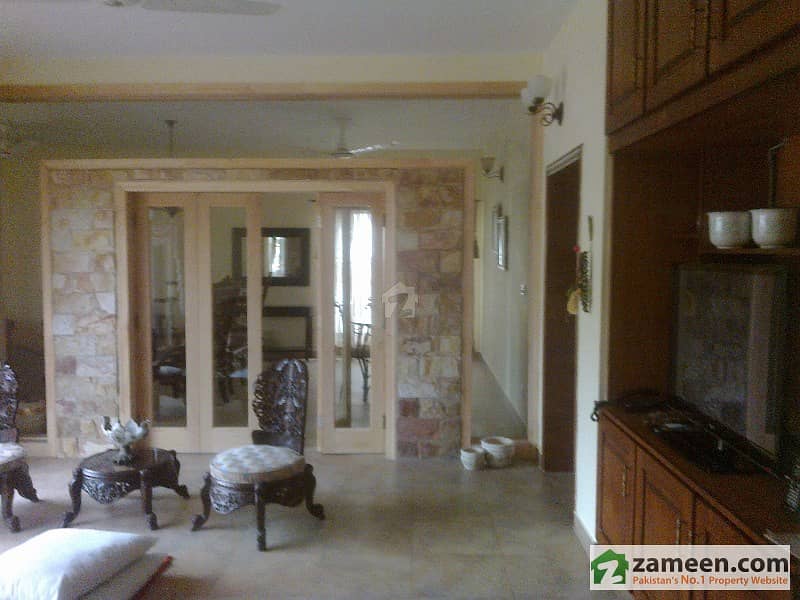 2700 square yard residential house in F-6/3 for sale. . . 