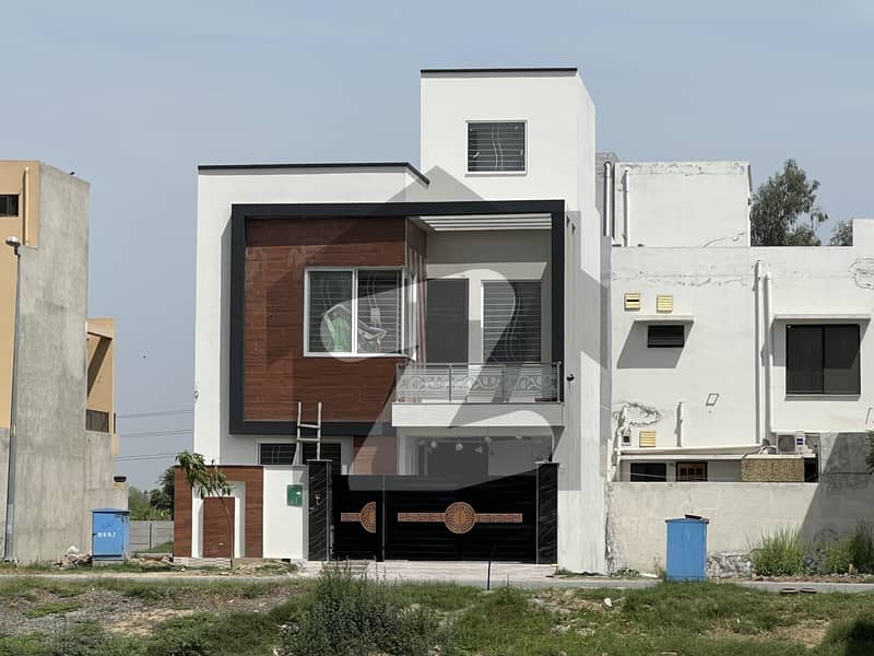 بحریہ آرچرڈ لاہور میں 3 کمروں کا 5 مرلہ مکان 1.72 کروڑ میں برائے فروخت۔
