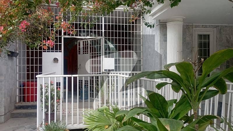 یونیورسٹی ٹاؤن پشاور میں 10 کمروں کا 1 کنال مکان 14.0 کروڑ میں برائے فروخت۔