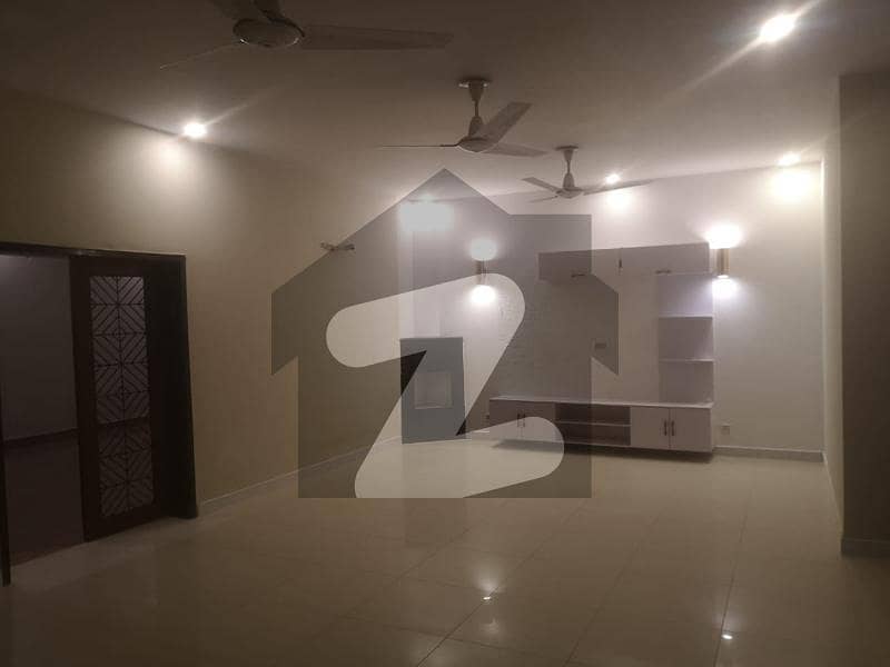 بینکرس ایوینیو کوآپریٹو ہاؤسنگ سوسائٹی لاہور میں 4 کمروں کا 18 مرلہ مکان 3.5 کروڑ میں برائے فروخت۔