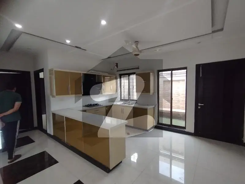 1 Kanal Beautiful First Floor Available For Rent