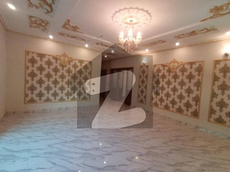 یو ای ٹی ہاؤسنگ سوسائٹی لاہور میں 8 کمروں کا 1 کنال مکان 4.6 کروڑ میں برائے فروخت۔