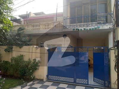 ماڈل ٹاؤن ایکسٹینشن ماڈل ٹاؤن,لاہور میں 4 کمروں کا 10 مرلہ مکان 3.5 کروڑ میں برائے فروخت۔