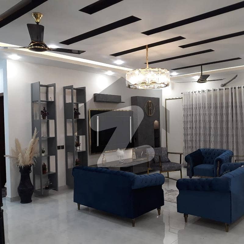 ڈی ایچ اے فیز 8 ڈی ایچ اے ڈیفینس,کراچی میں 6 کمروں کا 1 کنال مکان 17.5 کروڑ میں برائے فروخت۔