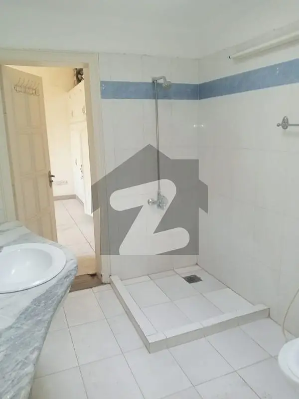 f11 666sy 3bed upper portion available for rent
