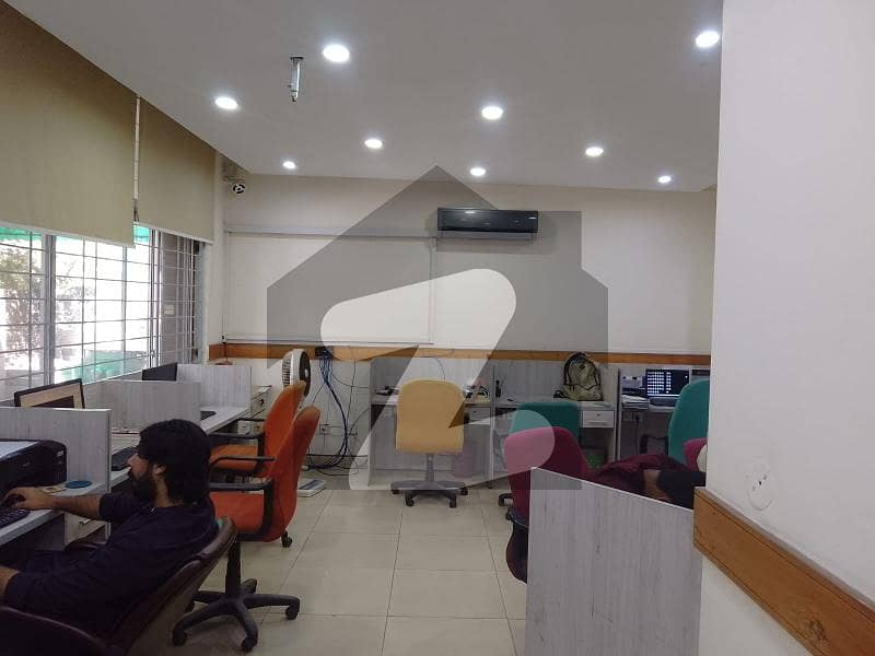 گلبرگ لاہور میں 6 کمروں کا 2 کنال دفتر 9.5 لاکھ میں کرایہ پر دستیاب ہے۔