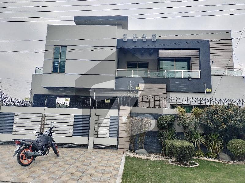 ایل ڈی اے ایوینیو لاہور میں 6 کمروں کا 1 کنال مکان 5.6 کروڑ میں برائے فروخت۔