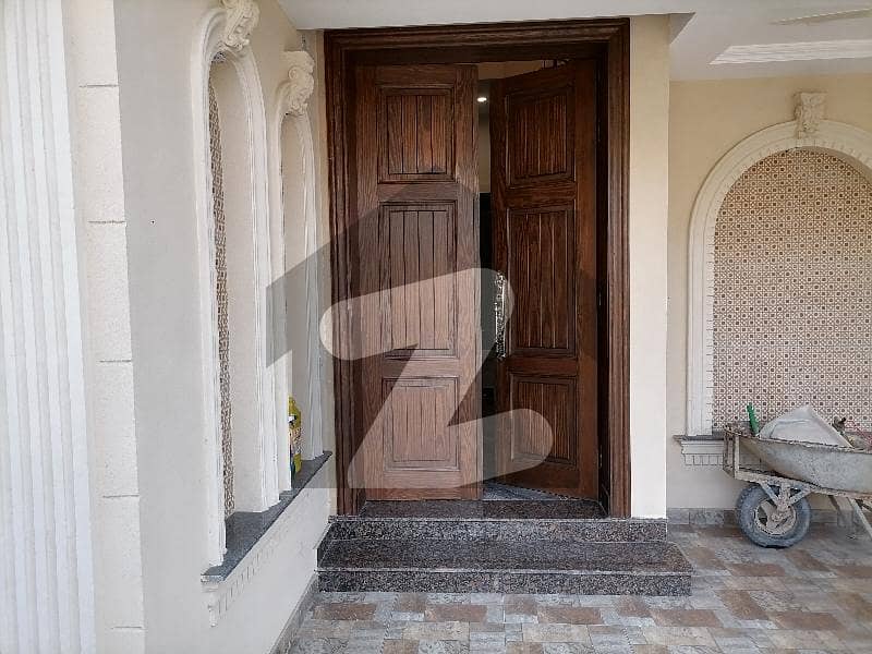 پیراگون سٹی - امپیریل بلاک پیراگون سٹی,لاہور میں 4 کمروں کا 10 مرلہ مکان 5.5 کروڑ میں برائے فروخت۔