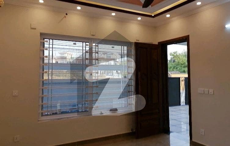 بحریہ ٹاؤن فیز 4 بحریہ ٹاؤن راولپنڈی,راولپنڈی میں 5 کمروں کا 1 کنال مکان 7.4 کروڑ میں برائے فروخت۔