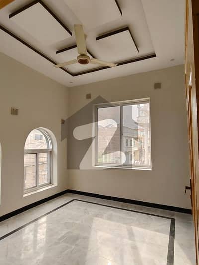 ورسک روڈ پشاور میں 5 کمروں کا 4 مرلہ مکان 42.0 ہزار میں کرایہ پر دستیاب ہے۔