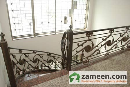 1 Kanal Bungalow, Falcon Complex, Gulberg 3, At Prime Location, For Sale