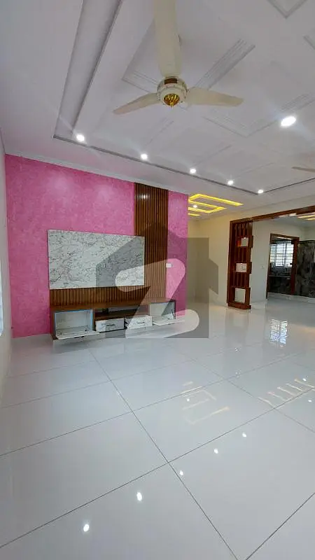 1 Kanal Luxury Upper Portion Is Available