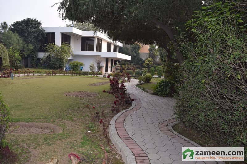 Furnished And Luxurious Bedroom With Attached Washroom In A Beautiful Villa Lahore