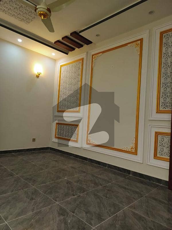 ویلینشیاء ہاؤسنگ سوسائٹی لاہور میں 6 کمروں کا 1 کنال مکان 2.15 لاکھ میں کرایہ پر دستیاب ہے۔