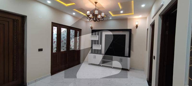 جوہر ٹاؤن لاہور میں 4 کمروں کا 5 مرلہ مکان 3.0 کروڑ میں برائے فروخت۔