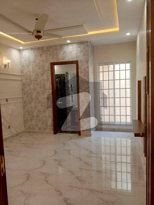 ماڈل ٹاؤن لاہور میں 6 کمروں کا 1 کنال مکان 7.5 کروڑ میں برائے فروخت۔