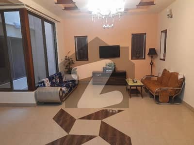 خیابانِ گارڈنز فیصل آباد میں 6 کمروں کا 11 مرلہ مکان 5.0 کروڑ میں برائے فروخت۔