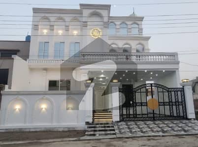 ستیانہ روڈ فیصل آباد میں 5 کمروں کا 10 مرلہ مکان 3.5 کروڑ میں برائے فروخت۔