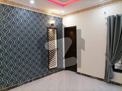 ای ایم ای سوسائٹی لاہور میں 6 کمروں کا 1 کنال مکان 2.7 لاکھ میں کرایہ پر دستیاب ہے۔
