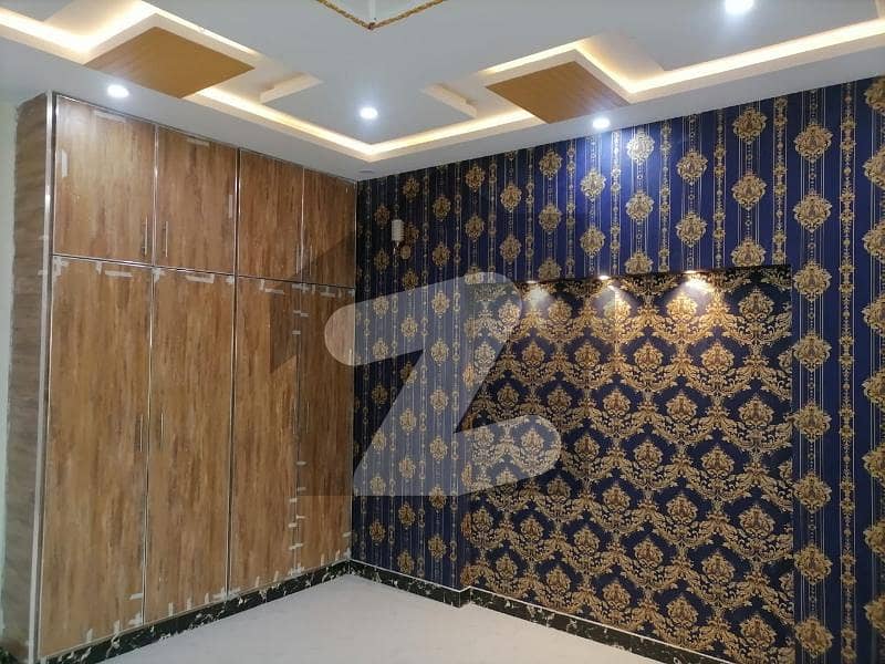 ای ایم ای سوسائٹی لاہور میں 4 کمروں کا 10 مرلہ مکان 1.4 لاکھ میں کرایہ پر دستیاب ہے۔