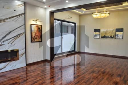ای ایم ای سوسائٹی لاہور میں 5 کمروں کا 1 کنال مکان 13.0 کروڑ میں برائے فروخت۔