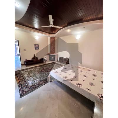 01 KANAL SEMI FURNISHED UPPER PORTION AVAILABLE FOR RENT IN DHA PHASE 4 DD BLOCK. (LOWER LOCK)