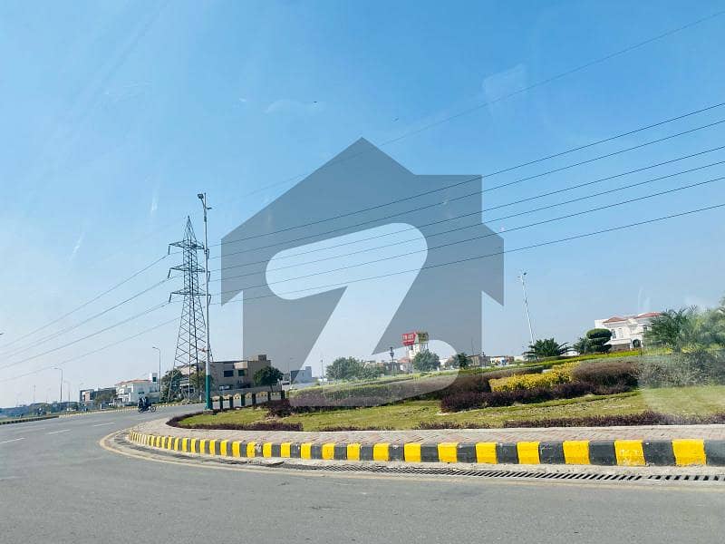ڈی ایچ اے فیز 8 - بلاک زیڈ 1 ڈی ایچ اے فیز 8,ڈیفنس (ڈی ایچ اے),لاہور میں 1 کنال رہائشی پلاٹ 2.15 کروڑ میں برائے فروخت۔