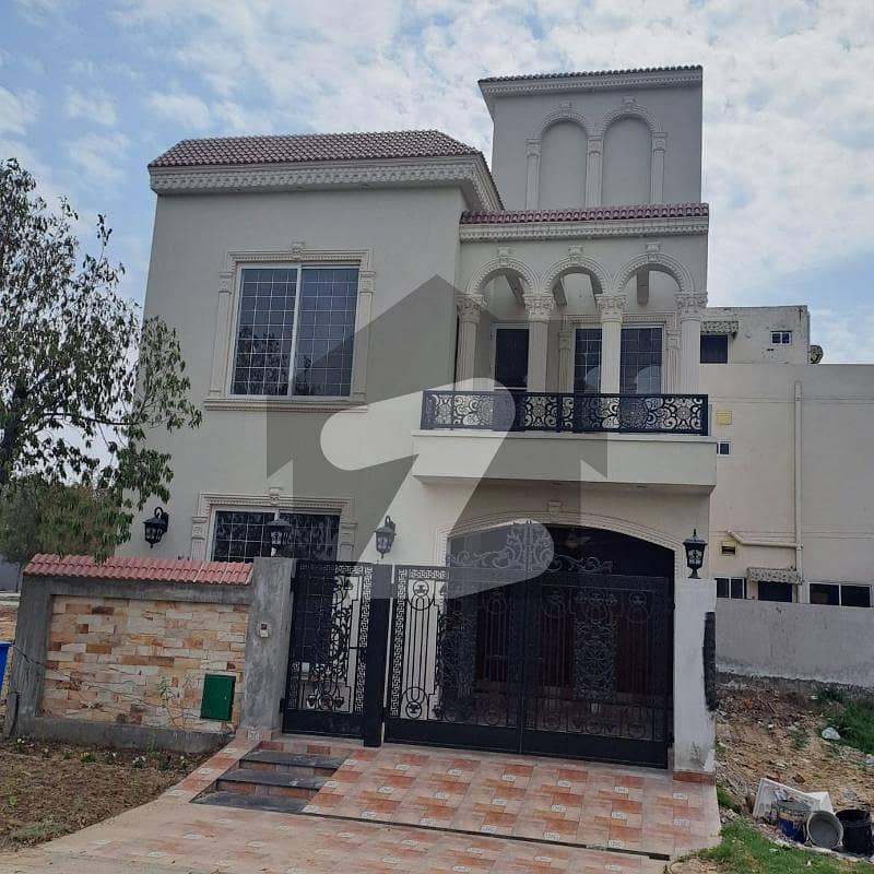 5 MARLA BRAND NEW FACING MOULMAINT HOUSE FOR SALE