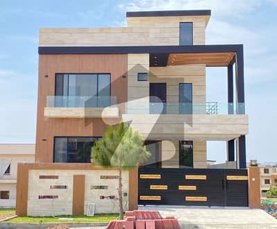 17 MARLA DREAM HOUSE WITH HUGE LAWN, SWIMMING POOL, GAMING & SNOOKER ROOM FOR SALE