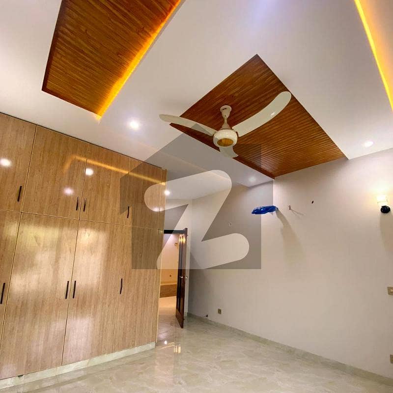 ویلینشیاء ہاؤسنگ سوسائٹی لاہور میں 5 کمروں کا 1 کنال مکان 6.5 کروڑ میں برائے فروخت۔
