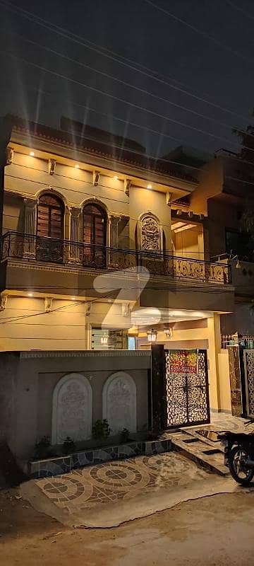 جوہر ٹاؤن لاہور میں 4 کمروں کا 5 مرلہ مکان 3.0 کروڑ میں برائے فروخت۔
