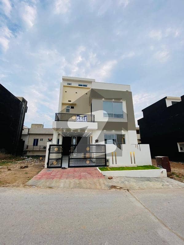 بحریہ ٹاؤن فیز 8 بحریہ ٹاؤن راولپنڈی,راولپنڈی میں 3 کمروں کا 5 مرلہ مکان 1.98 کروڑ میں برائے فروخت۔