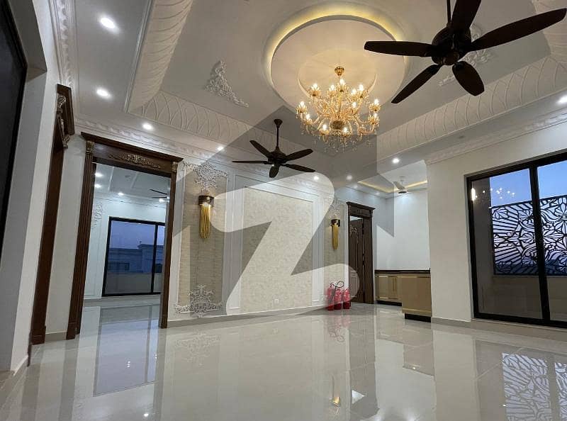 ڈی ایچ اے فیز 8 ڈیفنس (ڈی ایچ اے),لاہور میں 5 کمروں کا 1 کنال مکان 9.0 کروڑ میں برائے فروخت۔