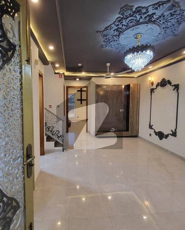 ڈی ایچ اے فیز 8 ڈیفنس (ڈی ایچ اے),لاہور میں 5 کمروں کا 1 کنال مکان 8.4 کروڑ میں برائے فروخت۔