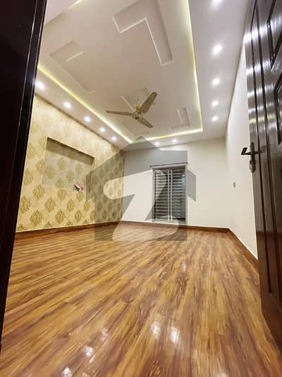 پبلک ہیلتھ سوسائٹی بحریہ ٹاؤن سیکٹر B,بحریہ ٹاؤن,لاہور میں 5 کمروں کا 10 مرلہ مکان 2.7 کروڑ میں برائے فروخت۔