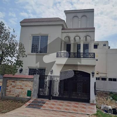 5 MARLA FACING PARK HOUSE FOR SALE IN VERY REASONABLE PRICE