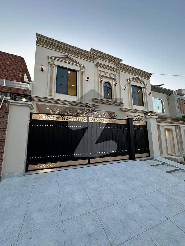 10.33 Marla Victorian House For Sale in Model Town Multan