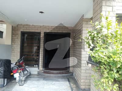 بحریہ ٹاؤن فیز 5 بحریہ ٹاؤن راولپنڈی,راولپنڈی میں 5 کمروں کا 10 مرلہ مکان 3.49 کروڑ میں برائے فروخت۔