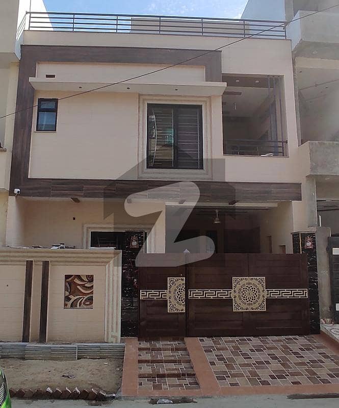 پنجاب یونیورسٹی سوسائٹی فیز 2 پنجاب یونیورسٹی ایمپلائیز سوسائٹی,لاہور میں 4 کمروں کا 5 مرلہ مکان 2.3 کروڑ میں برائے فروخت۔