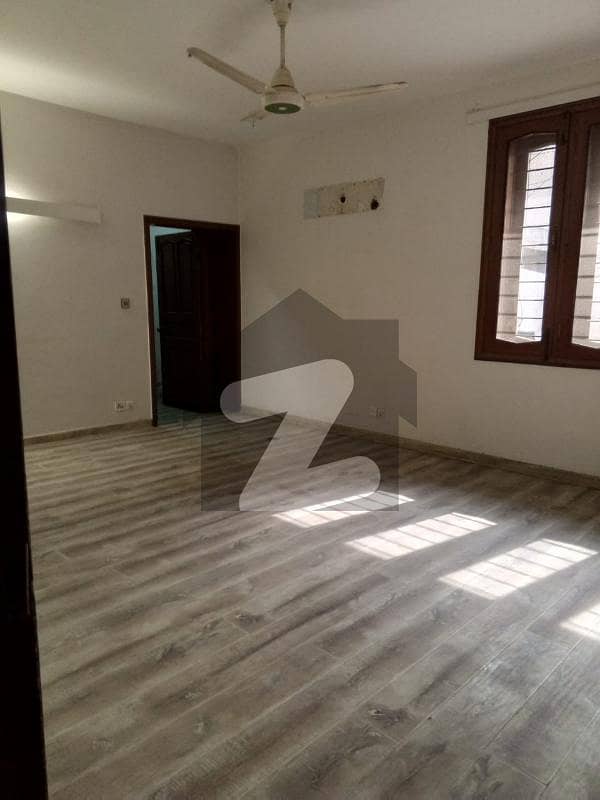ماڈل ٹاؤن لاہور میں 4 کمروں کا 2 کنال مکان 2.75 لاکھ میں کرایہ پر دستیاب ہے۔