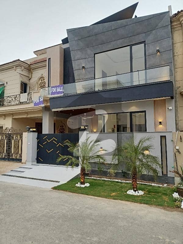 ڈی ایچ اے 9 ٹاؤن ڈیفنس (ڈی ایچ اے),لاہور میں 3 کمروں کا 5 مرلہ مکان 2.9 کروڑ میں برائے فروخت۔
