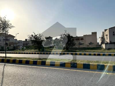1 Kanal Top Location Plot No- 1122 Block Z Phase 7 DHA Lahore For Urgent Sale
