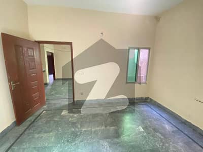 علی پارک کینٹ,لاہور میں 3 کمروں کا 8 مرلہ بالائی پورشن 35.0 ہزار میں کرایہ پر دستیاب ہے۔