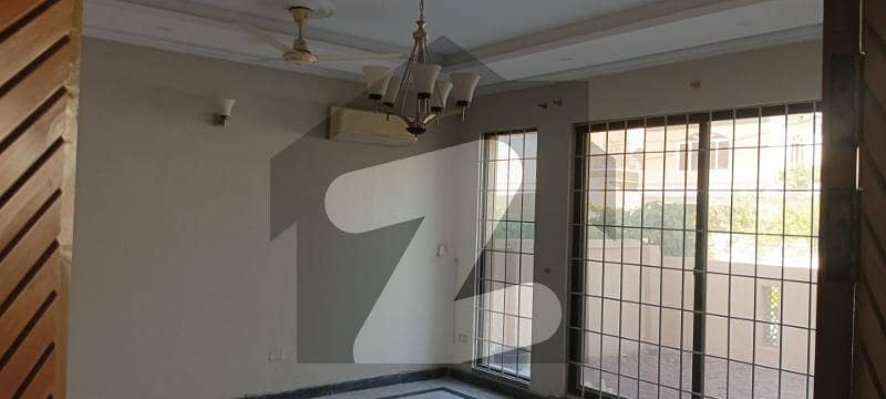 چکلالہ سکیم 3 چکلالہ سکیم,راولپنڈی میں 8 کمروں کا 1 کنال مکان 3.5 لاکھ میں کرایہ پر دستیاب ہے۔
